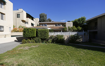 496 Euclid Ave in Pasadena, CA - Foto de edificio - Building Photo