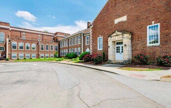 140 E Glenwood Ave, Unit 208 in Knoxville, TN - Foto de edificio - Building Photo