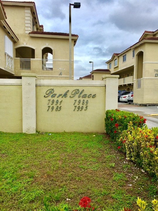 7995 NW 8th St in Miami, FL - Building Photo