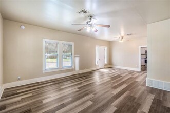 224 W Doyle St in Granbury, TX - Building Photo - Building Photo
