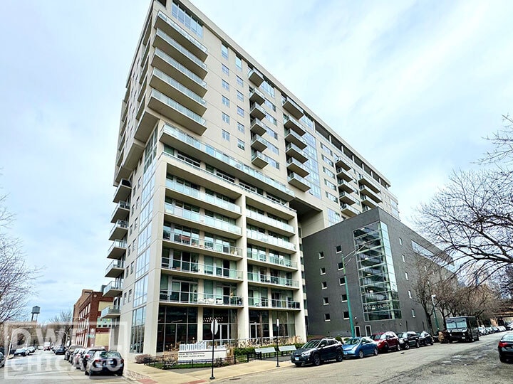 942 W Huron St, Unit 2 in Chicago, IL - Building Photo
