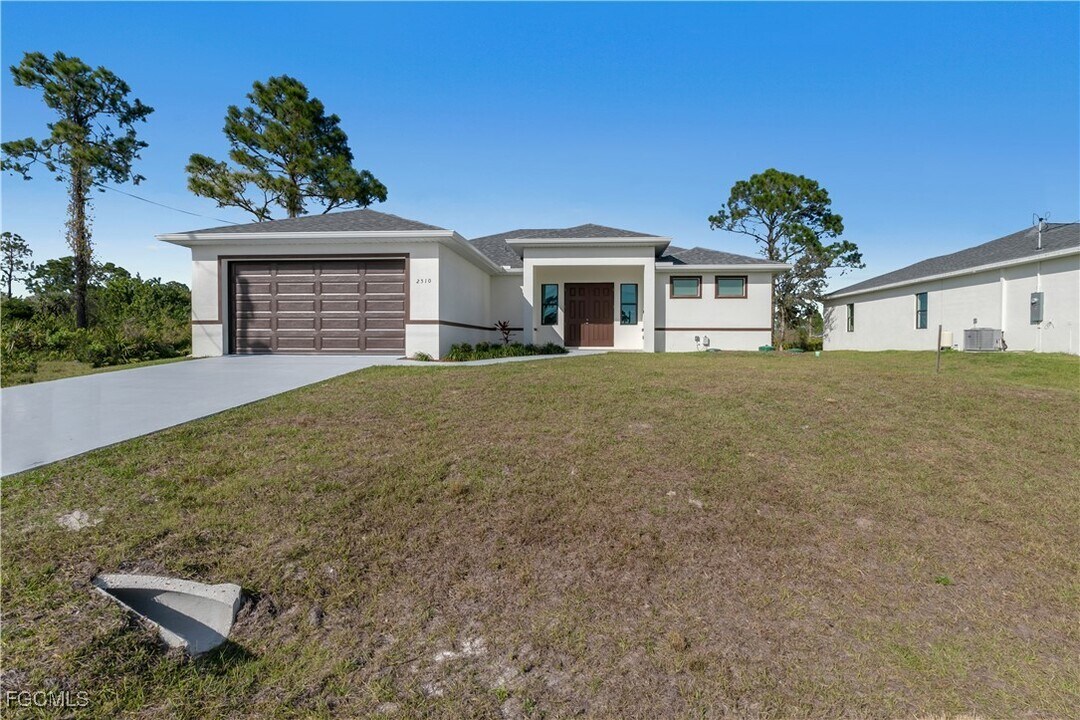 1005 State Ave in Lehigh Acres, FL - Building Photo