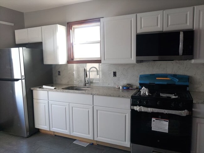 233 Pope St, Unit Apartment 2 in Manville, NJ - Foto de edificio - Building Photo