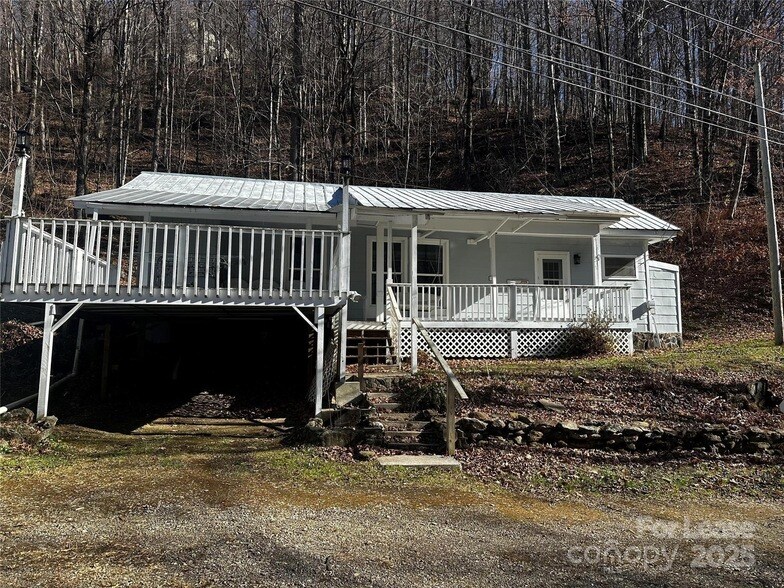 717 Deep Gap Rd in Burnsville, NC - Building Photo