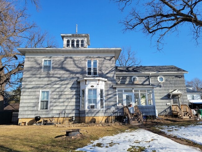 property at 315 E Maple St