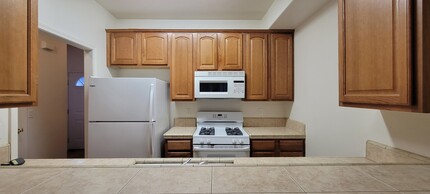 608 Marijean Way, Unit B in Redding, CA - Foto de edificio - Building Photo