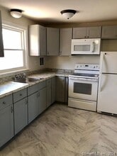 468 Woodbridge St in Manchester, CT - Building Photo - Building Photo