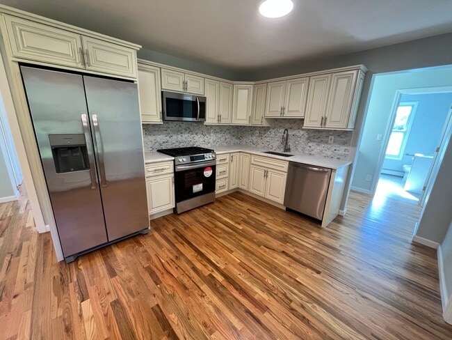 30 Cross St E, Unit 2nd Floor