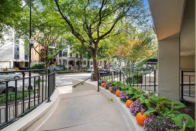 1340 N Dearborn St, Unit 2C in Chicago, IL - Building Photo - Building Photo