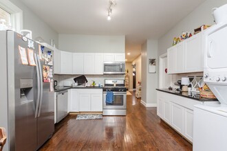 2733 N Sheffield Ave in Chicago, IL - Building Photo - Building Photo