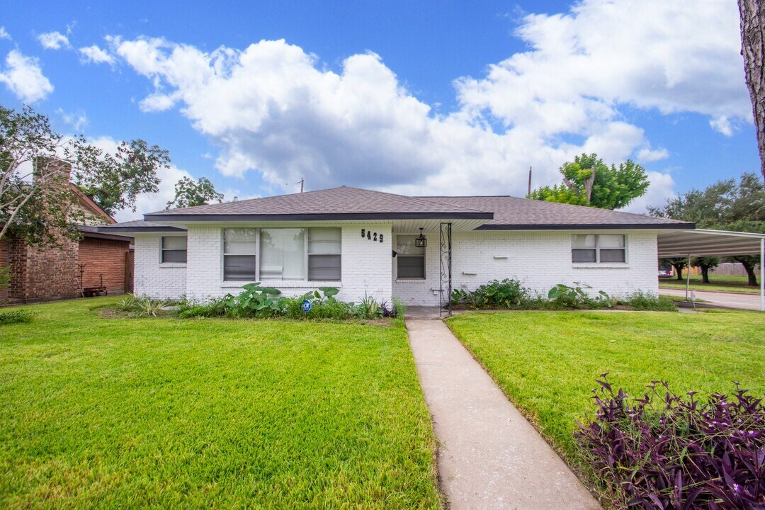 5429 De Lange Ln in Houston, TX - Building Photo