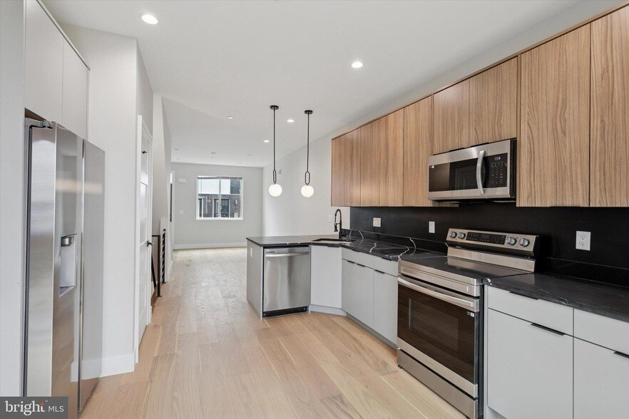 2120 Bellmore St in Philadelphia, PA - Building Photo