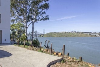 352 Winslow St in Crockett, CA - Foto de edificio - Building Photo