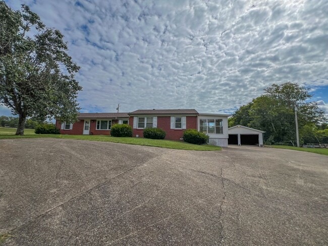 3252 Marthas Chapel Rd in Cunningham, TN - Building Photo - Building Photo