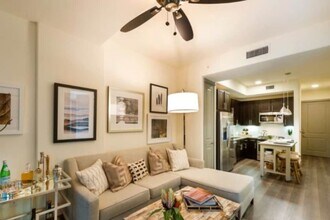 909 Town and Country Blvd in Houston, TX - Building Photo - Building Photo