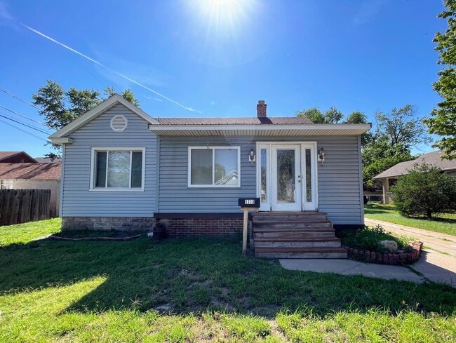 1713 Locust in Hutchinson, KS - Building Photo - Building Photo
