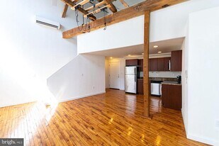 4 Leverington Ave in Philadelphia, PA - Building Photo