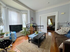 119 Franklin St, Unit 1 in Boston, MA - Building Photo