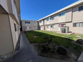 2383 Arden Wy, Unit 37 in Sacramento, CA - Foto de edificio - Building Photo