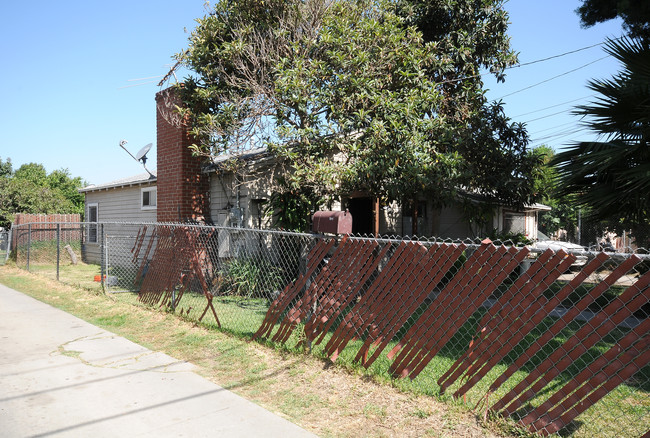 15301-15307 Gundry Ave in Paramount, CA - Building Photo - Building Photo