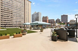 655 W Irving Park Rd, Unit 401 in Chicago, IL - Building Photo - Building Photo