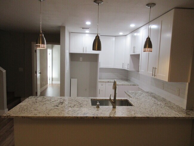 401 Cypress Wy in Palm Springs, FL - Building Photo - Building Photo