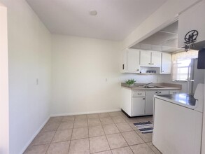 202 N Ocean Breeze, Unit 10 in Lake Worth, FL - Building Photo - Building Photo