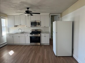 46 Phenix Ave, Unit 46 in West Warwick, RI - Foto de edificio - Building Photo