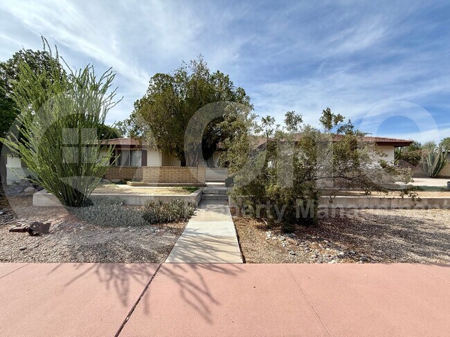570 N Villa Nueva Dr