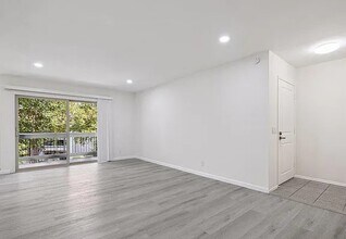 4716 Park Granada, Unit 199 in Calabasas, CA - Foto de edificio - Building Photo