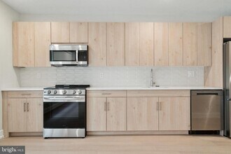 922 N Broad St-Unit -1 BEDROOM - 3RD FL in Philadelphia, PA - Building Photo - Building Photo