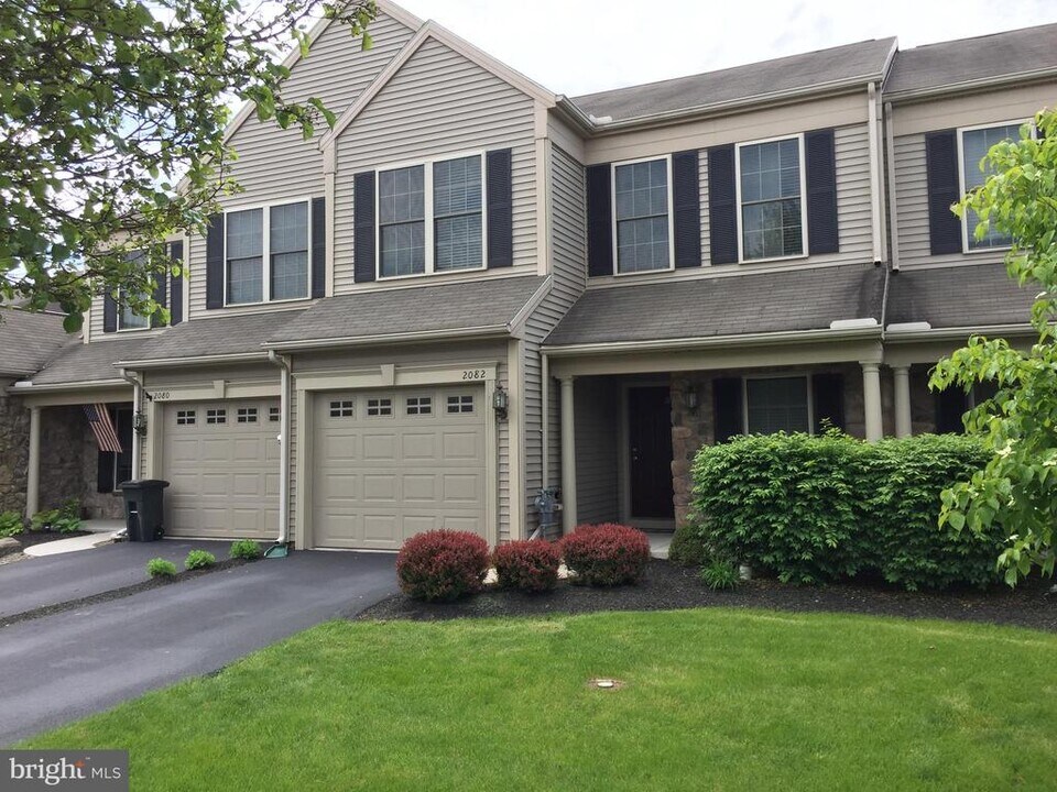 2082 Deer Run Dr in Hummelstown, PA - Building Photo