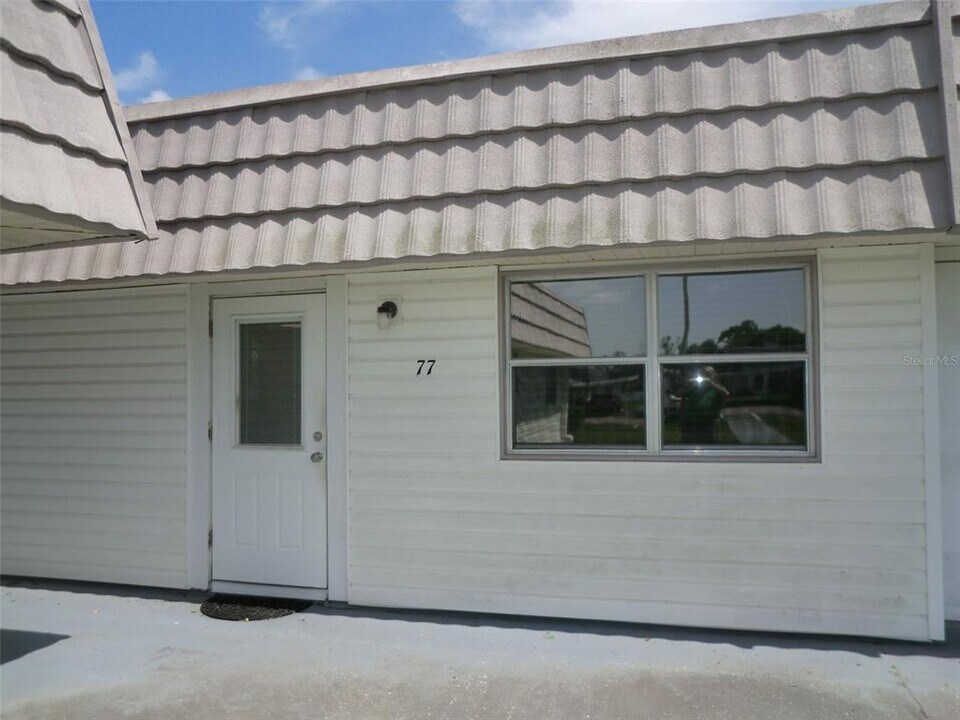 206 Andover Pl N in Sun City Center, FL - Building Photo