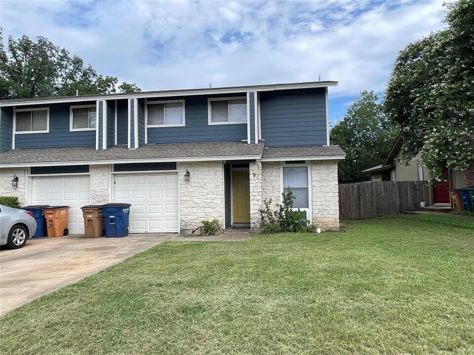 8811 Cainwood Ln in Austin, TX - Building Photo