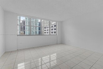 905 Brickell Bay Dr, Unit 1823 in Miami, FL - Building Photo - Building Photo
