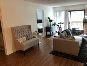 16022 Moorpark St, Unit 203 in Encino, CA - Building Photo - Building Photo