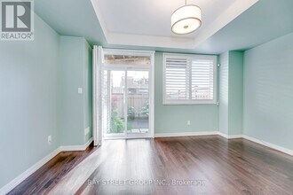 227 Huguenot Rd in Oakville, ON - Building Photo - Building Photo