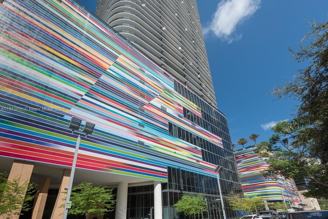 45 SW 9th St, Unit 2402 in Miami, FL - Building Photo