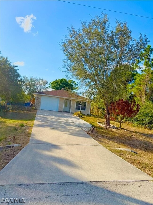 5011 Moon Ln in La Belle, FL - Building Photo - Building Photo