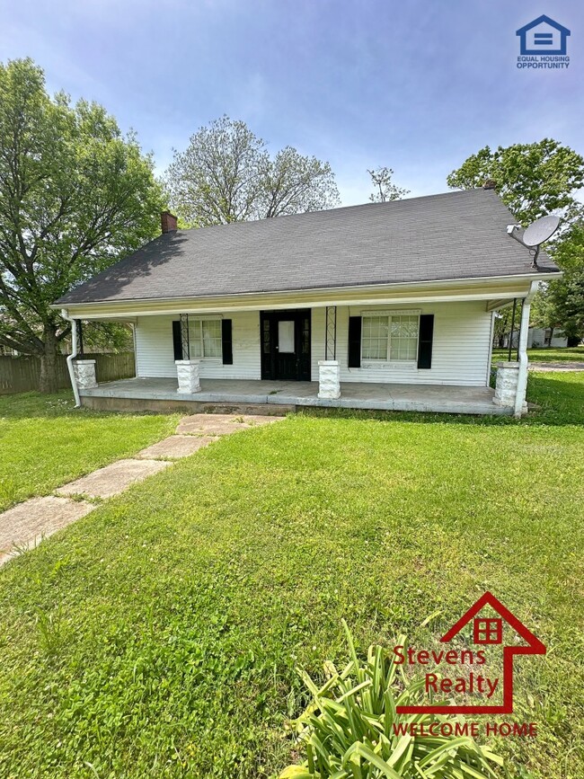 142 N Russell St-Unit -Main House in Portland, TN - Building Photo - Building Photo