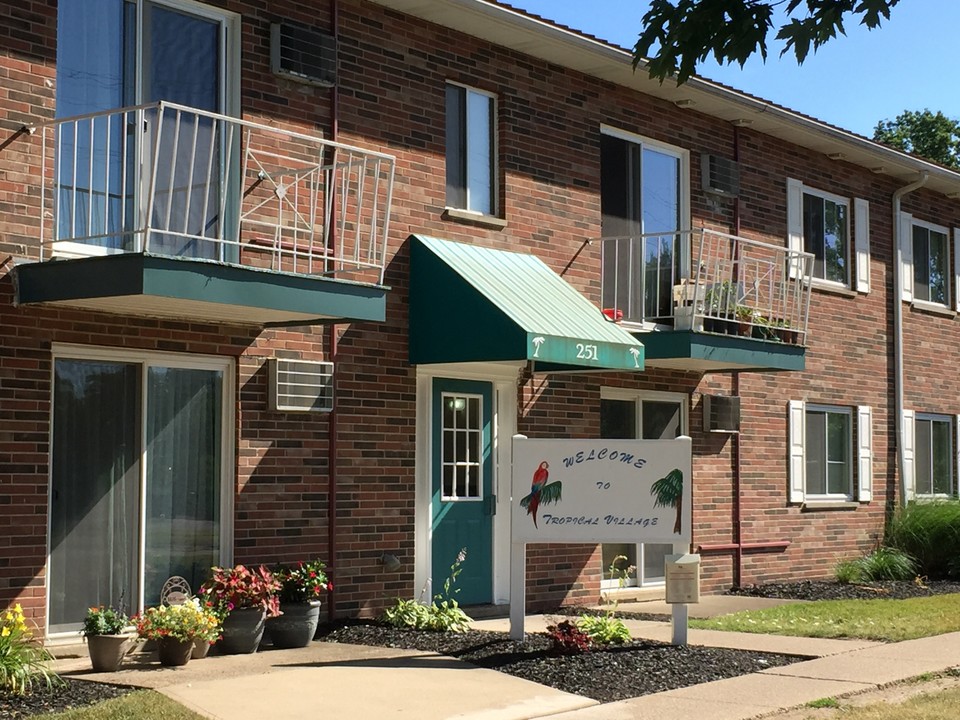 Tropical Village Apartments in Painesville, OH - Building Photo