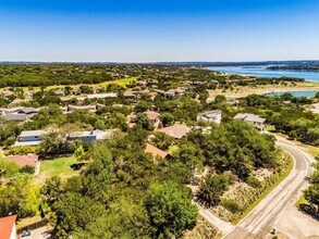 18418 Lakeland Dr in Lago Vista, TX - Foto de edificio - Building Photo