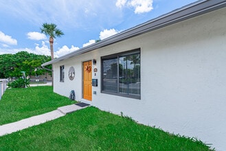 2015 Wilkins Ave in West Palm Beach, FL - Foto de edificio - Building Photo