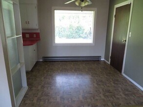 2487 Laralee St in Springfield, OR - Building Photo - Building Photo