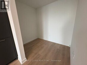 1 Fairview Rd E in Mississauga, ON - Building Photo - Building Photo