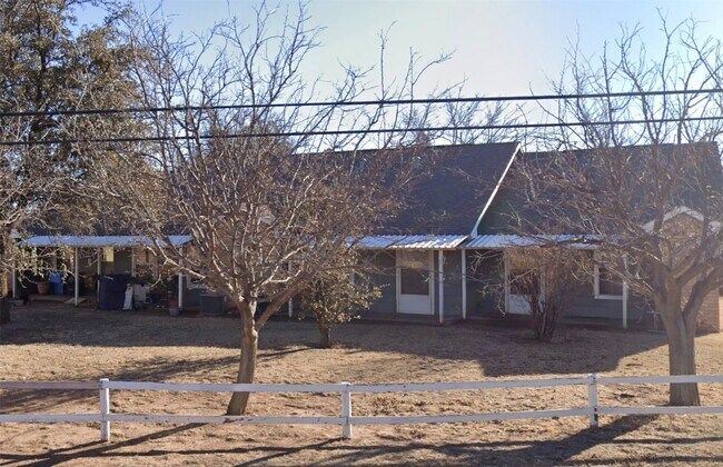 610 W 8th St in Idalou, TX - Building Photo - Building Photo