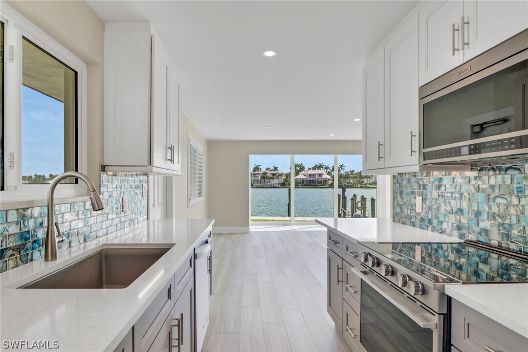 2500 Gulf Shore Blvd N in Naples, FL - Foto de edificio