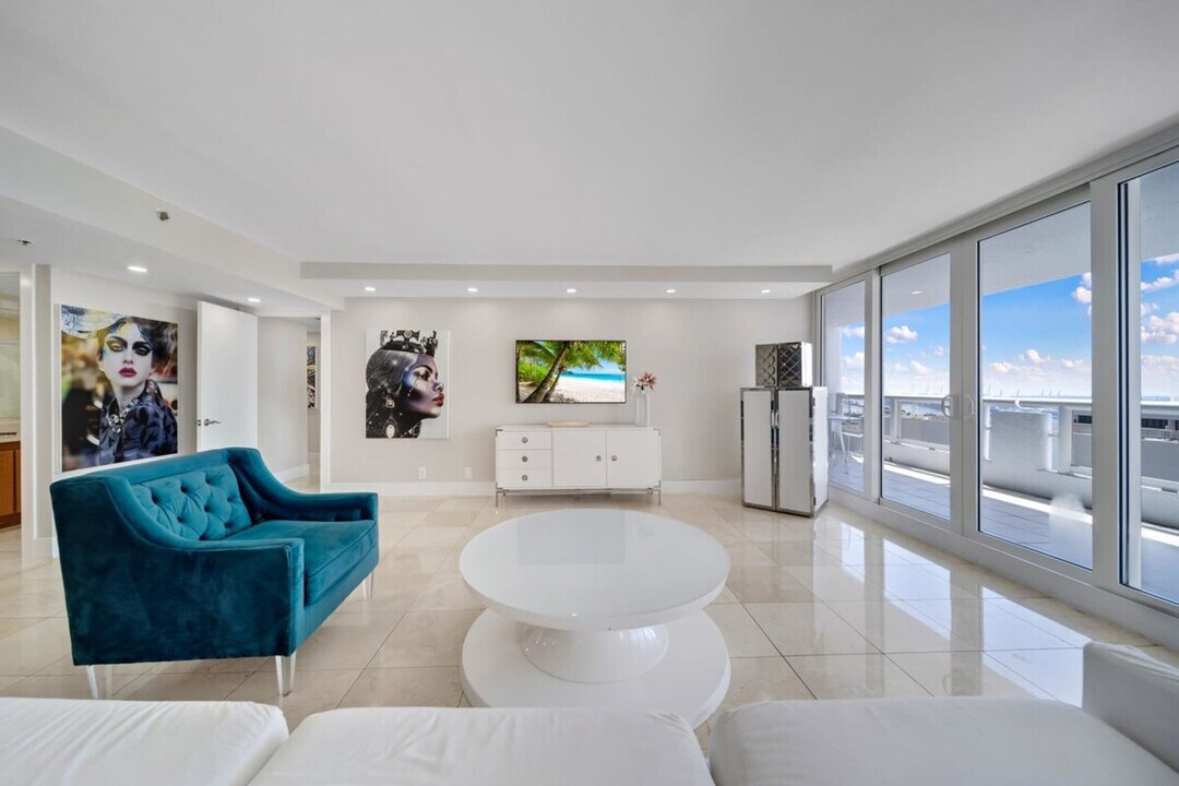 1717 N Bayshore Dr in Miami, FL - Building Photo