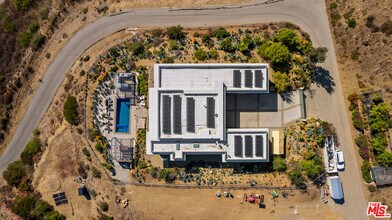 10715 Yerba Buena Rd in Malibu, CA - Building Photo - Building Photo