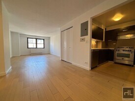 East 39th Street, Unit 24B in New York, NY - Building Photo